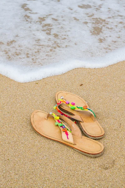 Zomer flip-flops op het strand — Stockfoto