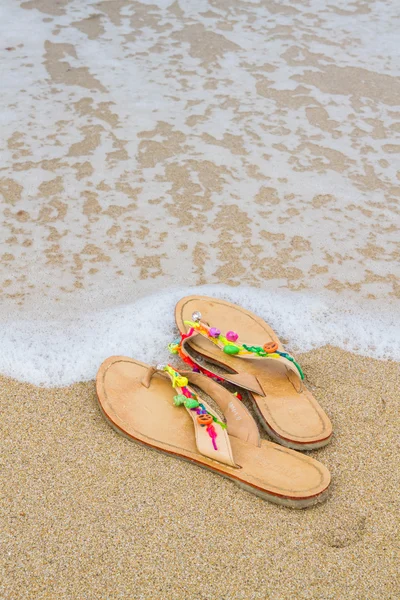 Summer flip flops on the beach — Stock Photo, Image