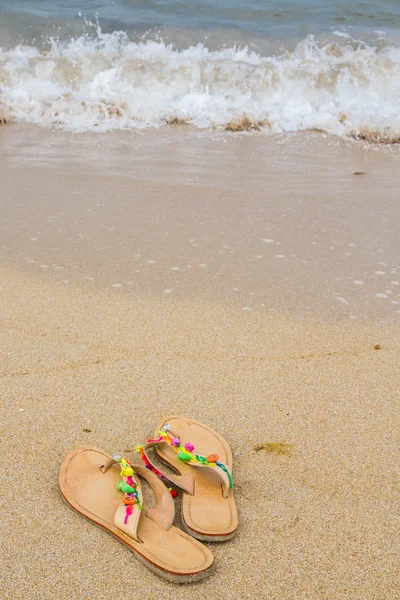 Letní žabky na pláži — Stock fotografie
