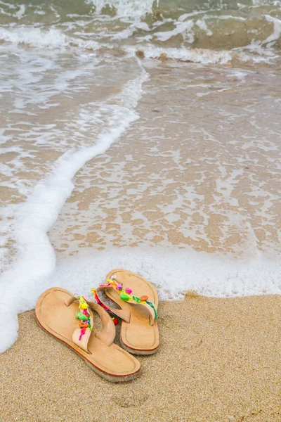 Sommer-Flip-Flops am Strand — Stockfoto