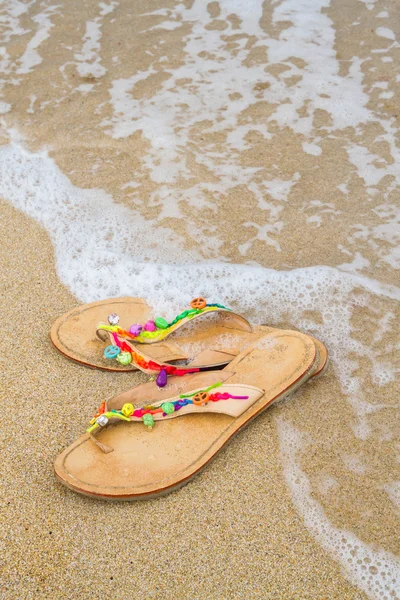 Zomer flip-flops op het strand — Stockfoto