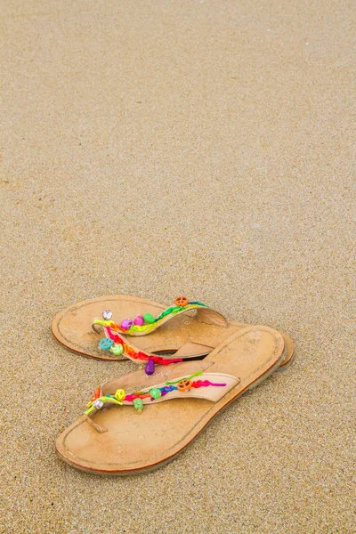 Zomer flip-flops op het strand — Stockfoto