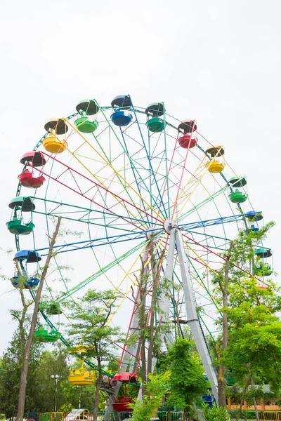 La grande roue est une grande attraction en été — Photo