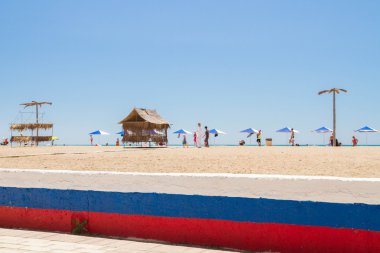 Yaz aylarında Crimea'da Karadeniz'in plaj