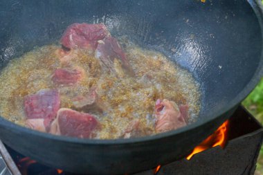 Yazın dışarıdaki ızgarada kazanda pilav pişirmek.