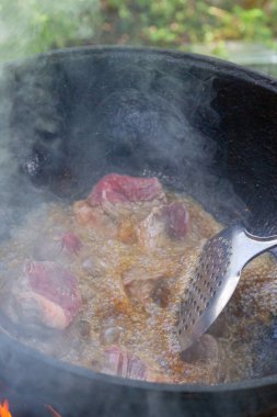 Yazın dışarıdaki ızgarada kazanda pilav pişirmek.