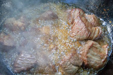 Yazın dışarıdaki ızgarada kazanda pilav pişirmek.