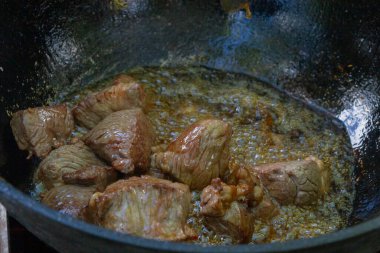 Yazın dışarıdaki ızgarada kazanda pilav pişirmek.