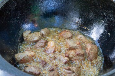 Yazın dışarıdaki ızgarada kazanda pilav pişirmek.