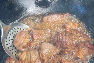 Yazın dışarıdaki ızgarada kazanda pilav pişirmek.