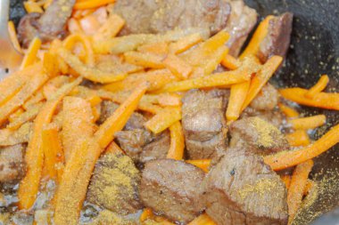 Yazın dışarıdaki ızgarada kazanda pilav pişirmek.