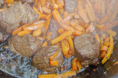 Yazın dışarıdaki ızgarada kazanda pilav pişirmek.