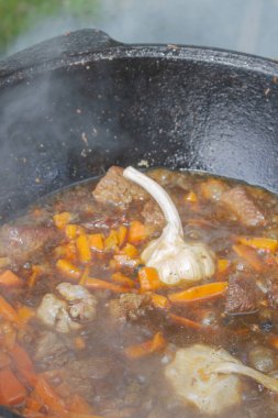 Yazın dışarıdaki ızgarada kazanda pilav pişirmek.