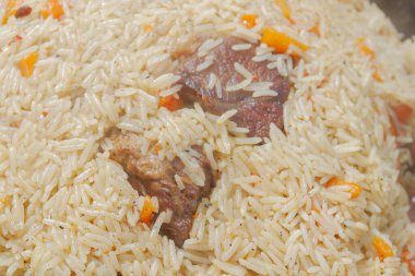 Yazın dışarıdaki ızgarada kazanda pilav pişirmek.