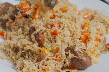 Yazın dışarıdaki ızgarada kazanda pilav pişirmek.