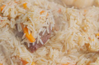 Yazın dışarıdaki ızgarada kazanda pilav pişirmek.