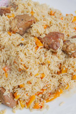 Yazın dışarıdaki ızgarada kazanda pilav pişirmek.