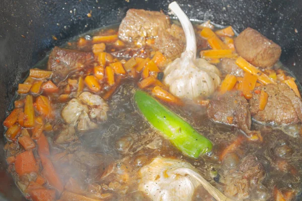 Pilaf Masak Kaldron Pada Panggangan Luar Musim Panas — Stok Foto