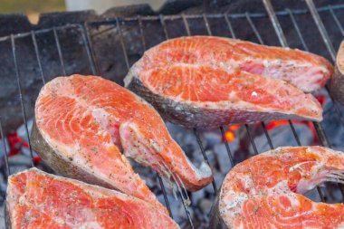 Büyük balık bifteği ızgarada kızartılmış taze alabalık.