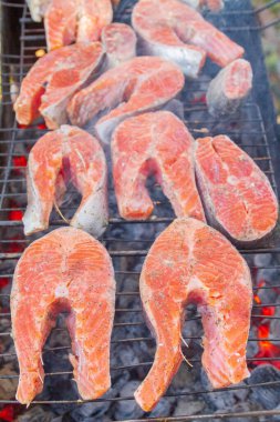 Büyük balık bifteği ızgarada kızartılmış taze alabalık.