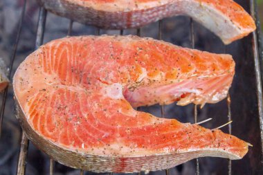 Büyük balık bifteği ızgarada kızartılmış taze alabalık.