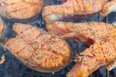 Büyük balık bifteği ızgarada kızartılmış taze alabalık.