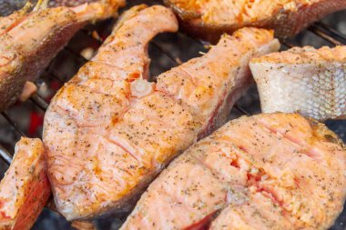 Büyük balık bifteği ızgarada kızartılmış taze alabalık.