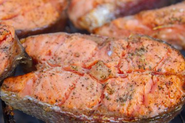 Büyük balık bifteği ızgarada kızartılmış taze alabalık.