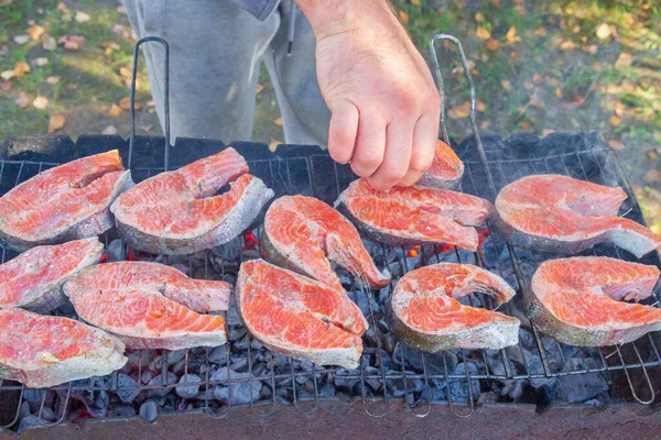 Velké Rybí Steaky Čerstvý Pstruh Smažený Koření Grilu — Stock fotografie