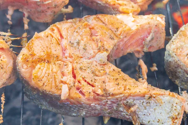 Große Fischsteaks Frische Forellen Gewürzen Auf Dem Grill Gebraten — Stockfoto