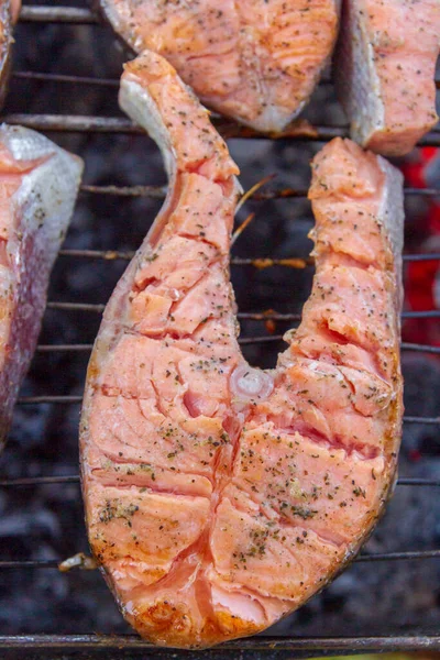 Ikan Besar Steak Segar Trout Goreng Rempah Rempah Panggangan — Stok Foto