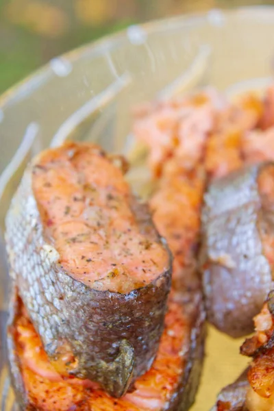 Steak Ikan Panggang Merah Terletak Piring Kaca — Stok Foto