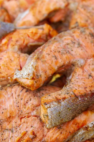 Izgara kırmızı alabalık bifteği cam tabakta yatıyor.