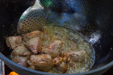 Yazın dışarıdaki ızgarada kazanda pilav pişirmek.