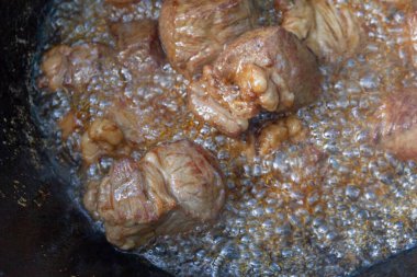 Yazın dışarıdaki ızgarada kazanda pilav pişirmek.