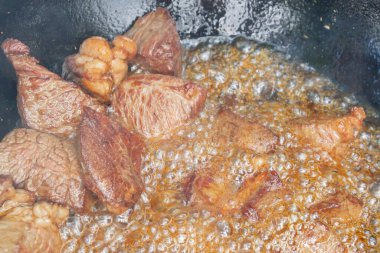 Yazın dışarıdaki ızgarada kazanda pilav pişirmek.