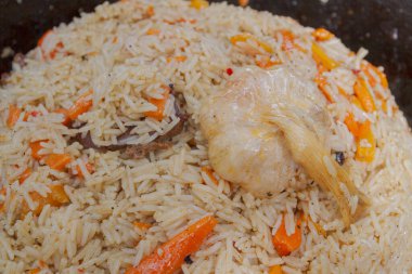 Yazın dışarıdaki ızgarada kazanda pilav pişirmek.