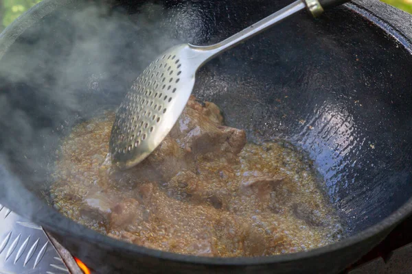 Főzés Pilaf Egy Üstben Grill Kívül Nyáron — Stock Fotó