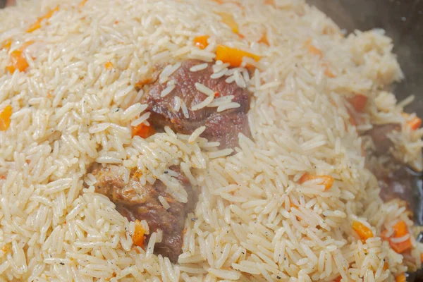 Yazın dışarıdaki ızgarada kazanda pilav pişirmek.