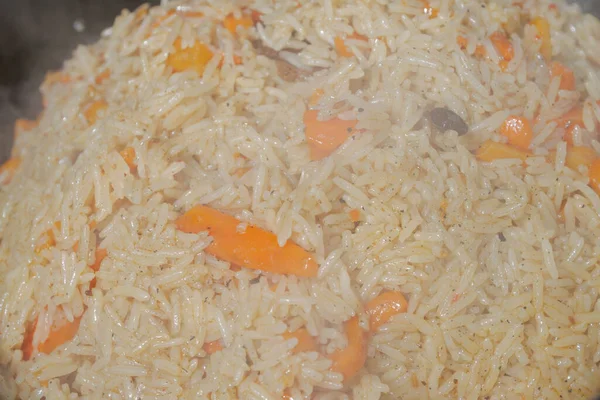 Yazın dışarıdaki ızgarada kazanda pilav pişirmek.