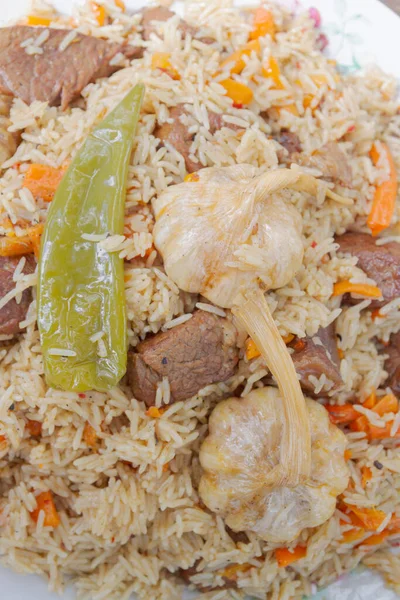 Yazın dışarıdaki ızgarada kazanda pilav pişirmek.