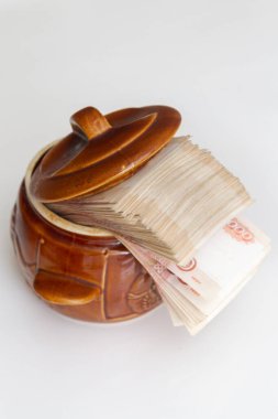 Rus banknotları seramik bir çömlekte büyük miktarlarda beş bin ruble.