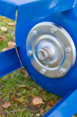 50 litre su için mavi metal su tankı.