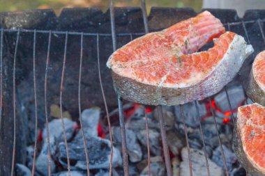 Büyük balık bifteği ızgarada kızartılmış taze alabalık.