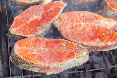 Büyük balık bifteği ızgarada kızartılmış taze alabalık.