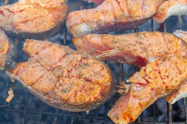 Büyük balık bifteği ızgarada kızartılmış taze alabalık.