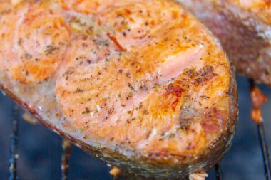 Büyük balık bifteği ızgarada kızartılmış taze alabalık.