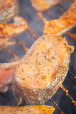 Büyük balık bifteği ızgarada kızartılmış taze alabalık.