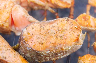 Büyük balık bifteği ızgarada kızartılmış taze alabalık.