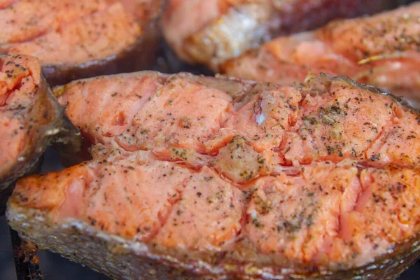 Große Fischsteaks Frische Forellen Gewürzen Auf Dem Grill Gebraten — Stockfoto